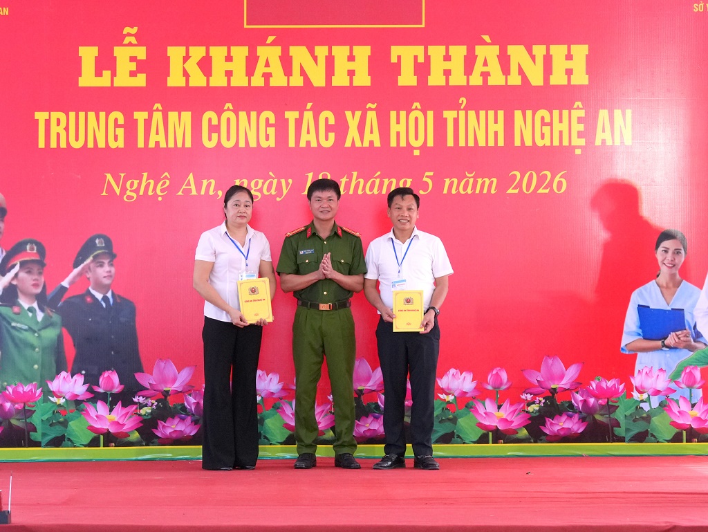 Trao quà của đồng chí Thượng tá Phạm Thành Long, Phó Giám đốc Công an tỉnh