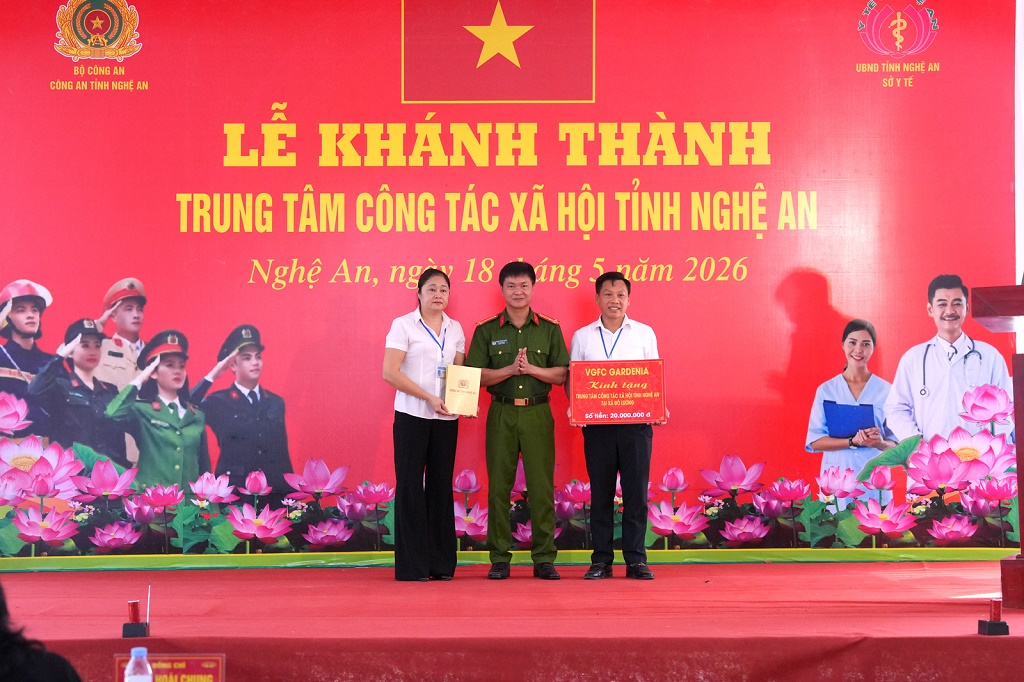 Trao quà của Câu lạc bộ bóng đá VGFC Gardenia do đồng chí Đại tá Trần Hồng Quang - Phó Cục trưởng Cục An ninh Chính trị nội bộ - Bộ Công an làm chủ tịch.