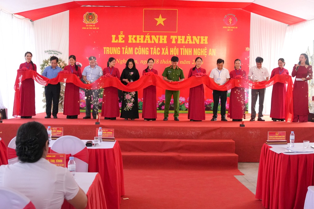 Đại biểu cắt băng khánh thành