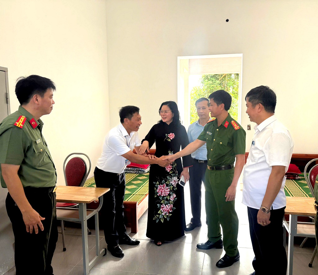 Đại biểu thăm hỏi các cháu tại Trung tâm và thăm quan cơ sở vật chất sau khi hoàn thiện