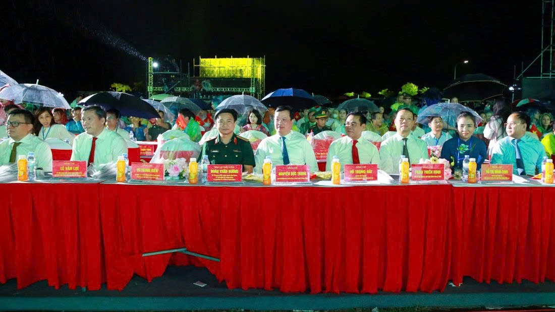 Đại biểu tham dự buổi lễ