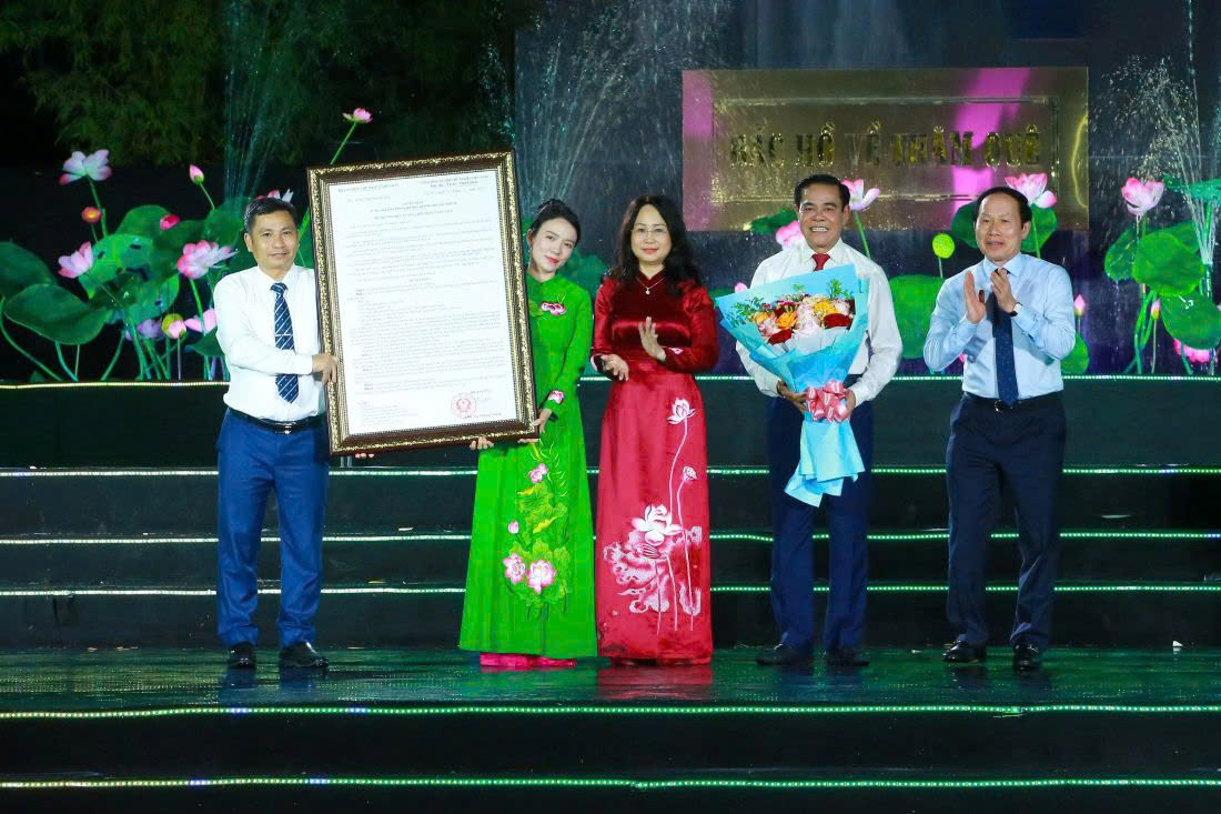 Đồng chí Lê Tiến Châu - Ủy viên Trung ương Đảng, Phó Thủ tướng Chính phủ và đồng chí Lâm Thị Phương Thanh - Ủy viên Trung ương Đảng, Bộ trưởng Bộ Văn hóa, Thể thao và Du lịch trao Quyết định công nhận Khu du lịch Quốc gia Kim Liên, tỉnh Nghệ An và tặng hoa chúc mừng
