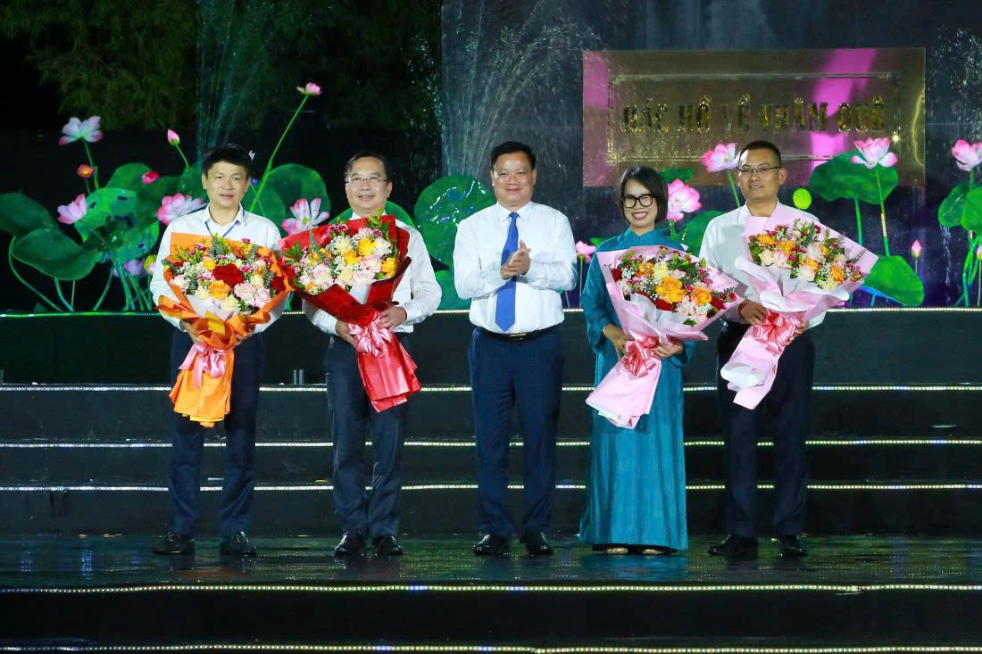 Đồng chí Nguyễn Khắc Thận - Ủy viên Trung ương Đảng, Bí thư Tỉnh ủy, Trưởng đoàn ĐBQH tỉnh tặng hoa đại diện Lãnh đạo Sở Văn hóa và Thể thao thành phố Hồ Chí Minh và đơn vị tài trợ