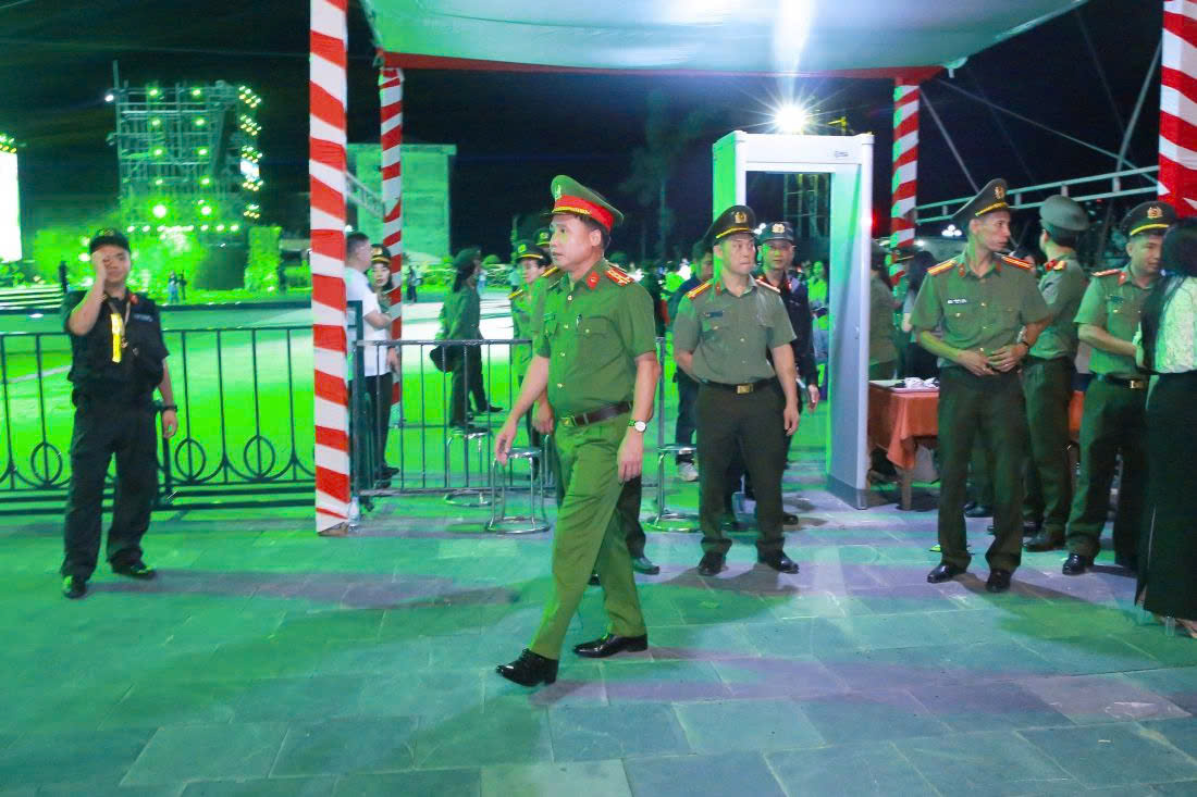 Các đồng chí Phó Giám đốc Công an tỉnh: Đại tá Trần Ngọc Tuấn, Đại tá Nguyễn Duy Thanh và Đại tá Nguyễn Đức Cường trực tiếp chỉ đạo công tác bảo đảm ANTT tại Lễ khai mạc Lễ hội Làng Sen năm 2026