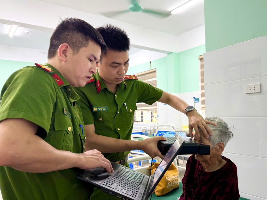 Cán bộ Công an xã hỗ trợ làm thủ tục cấp căn cước cho cụ bà