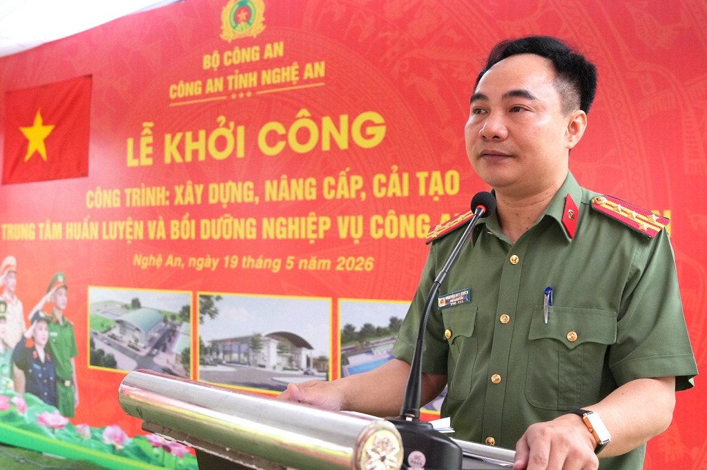 Đồng chí Đại tá Nguyễn Huy Khích, Phó Giám đốc Công an tỉnh phát biểu tại buổi lễ