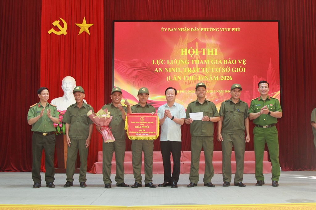 Ban Tổ chức trao giải Nhất cho đội Nghi Đức 