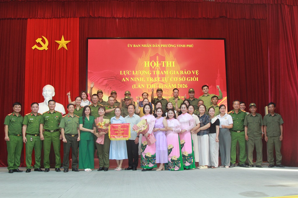 Đại biểu chụp ảnh lưu niệm