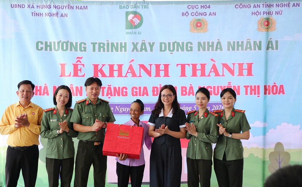 Trao tặng quà của Cục Viễn thông và cơ yếu (Bộ Công an) tới gia đình bà Nguyễn Thị Hòa