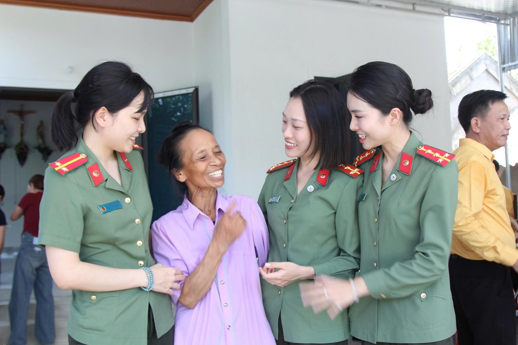 Đại biểu quan tâm, động viên gia đình bà Nguyễn Thị Hòa