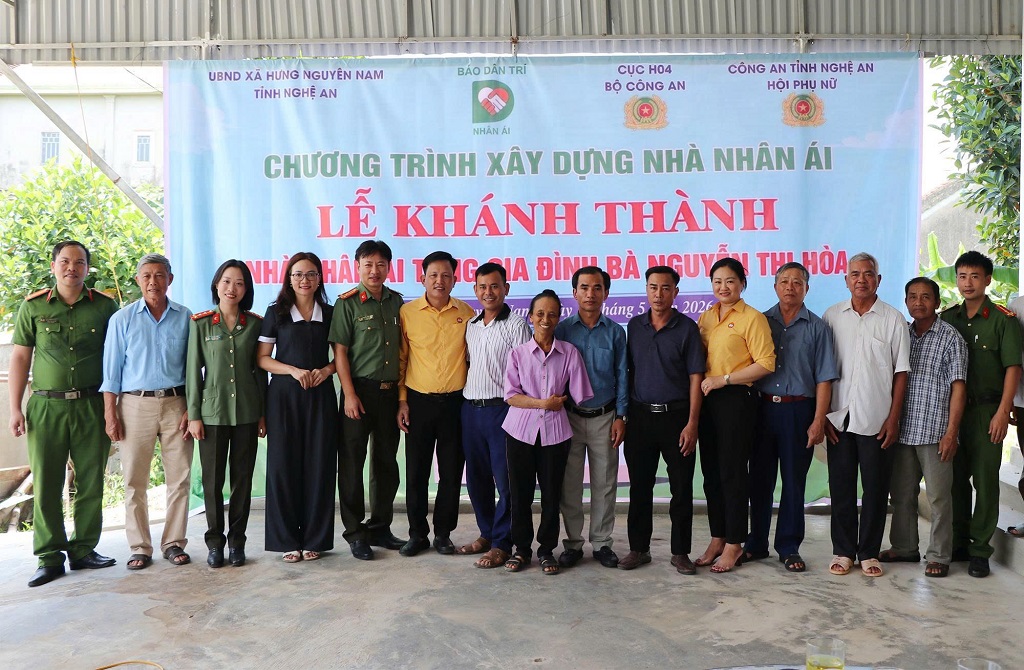 Đại biểu cùng bà con láng giềng chụp ảnh lưu niệm 