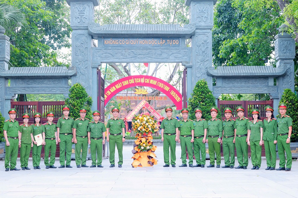 Công an phường Vinh Phú tổ chức hành trình về nguồn tại Quốc gia đặc biệt Kim Liên