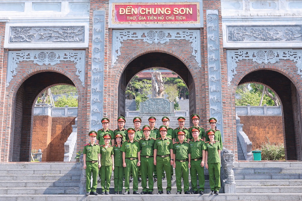 Cán bộ, chiến sĩ Công an phường Vinh Phú dâng hoa, dâng hương tưởng nhớ công ơn trời biển của Chủ tịch Hồ Chí Minh tại Khu di tích Quốc gia đặc biệt Kim Liên và Đền Chung Sơn