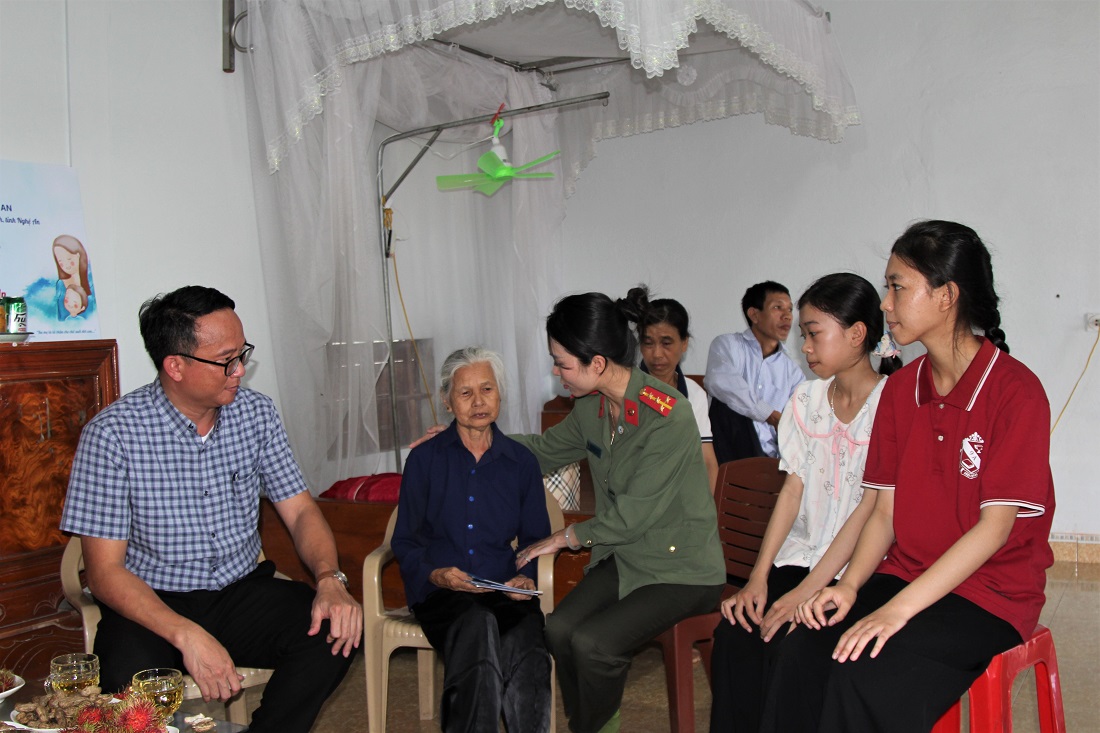 Hội Phụ nữ Công an tỉnh Nghệ An phối hợp với xã Vân Du và mạnh thường quân nhận đỡ đầu 02 em học sinh