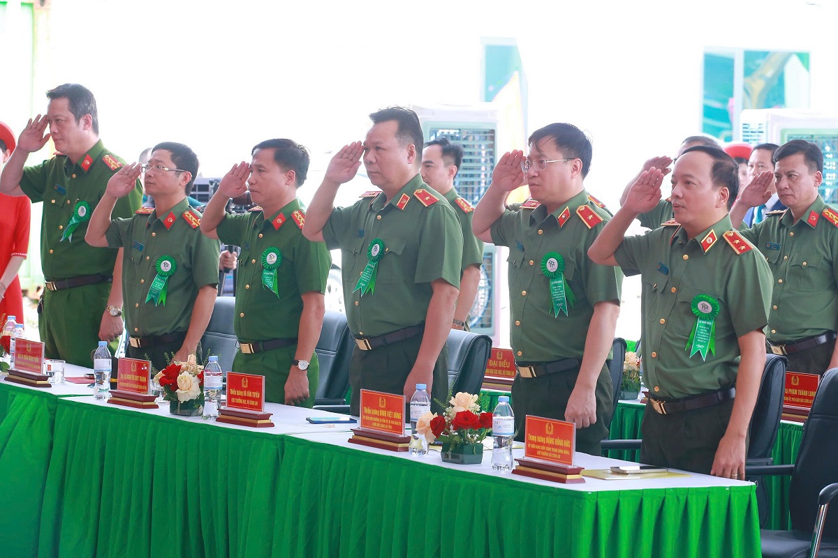 Đại biểu tham dự buổi lễ