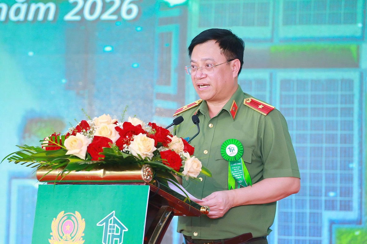 Đồng chí Thiếu tướng Đinh Việt Dũng, Ủy viên Ban Thường vụ Tỉnh ủy, Bí thư Đảng ủy, Giám đốc Công an tỉnh phát biểu tại buổi lễ