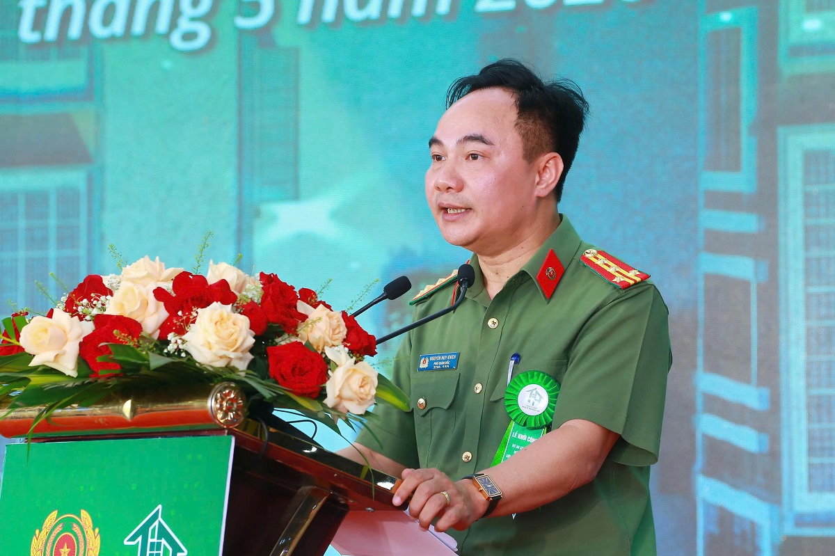 Đồng chí Đại tá Nguyễn Huy Khích, Ủy viên Ban Thường vụ Đảng ủy, Phó Giám đốc Công an tỉnh phát biểu tại buổi lễ