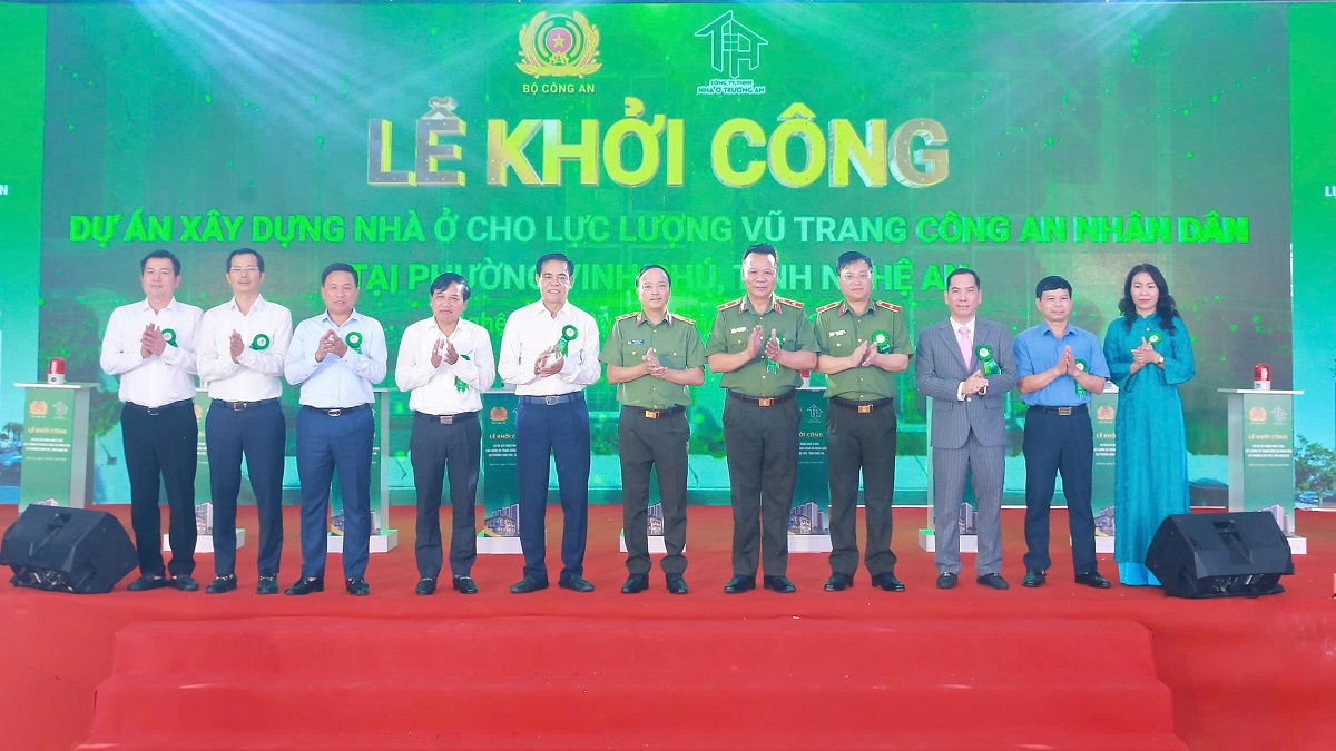 Đại biểu chụp ảnh lưu niệm