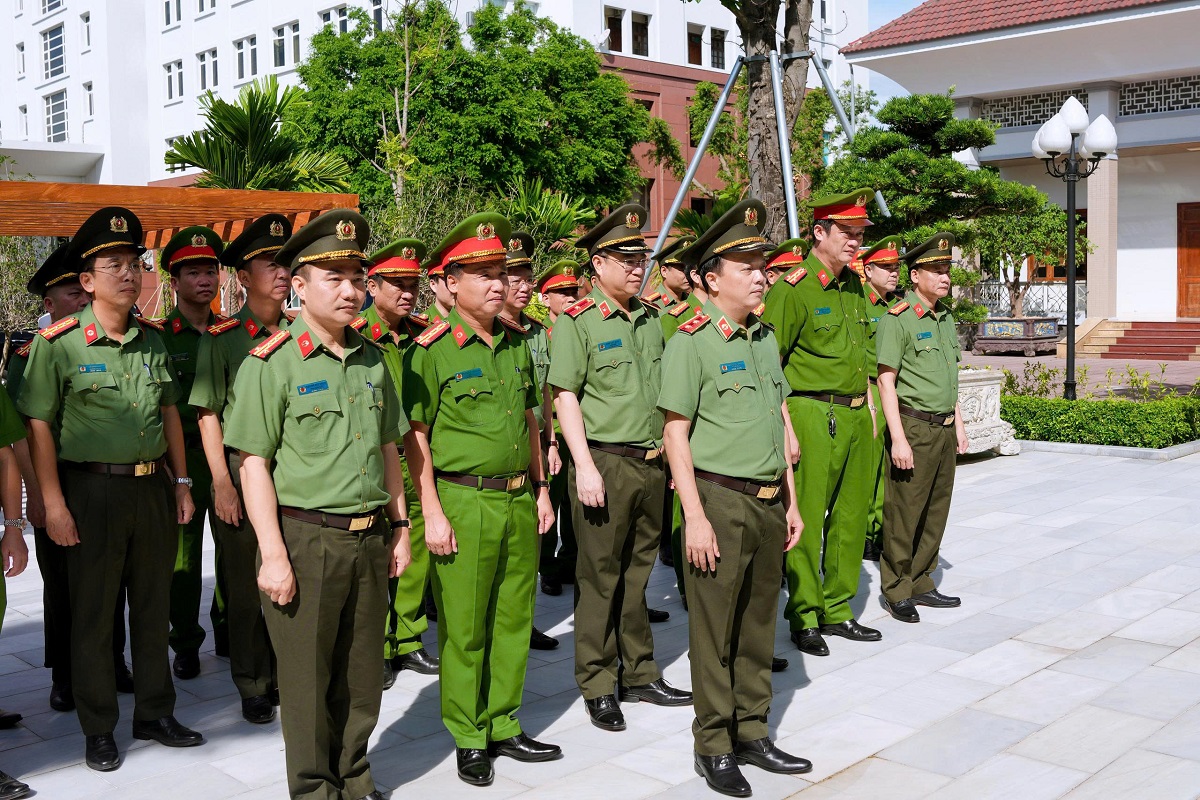 Đồng chí Trung tướng Đặng Hồng Đức, Ủy viên Ban Chấp hành Trung ương Đảng, Ủy viên Ban Thường vụ Đảng ủy Công an Trung ương, Thứ trưởng Bộ Công an dâng hoa, dâng hương bày tỏ tấm lòng thành kính và biết ơn vô hạn đối với công lao to lớn của Chủ tịch Hồ Chí Minh