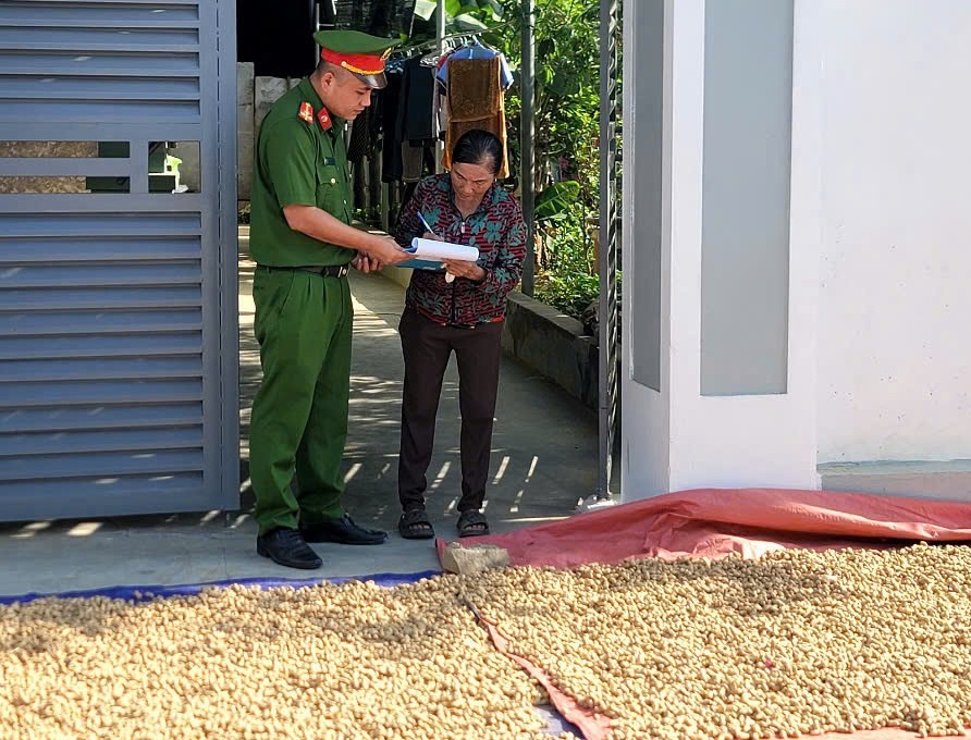 Công an xã Đức Châu kiểm tra, nhắc nhở người dân không sử dụng lòng, lề đường để phơi nông sản 