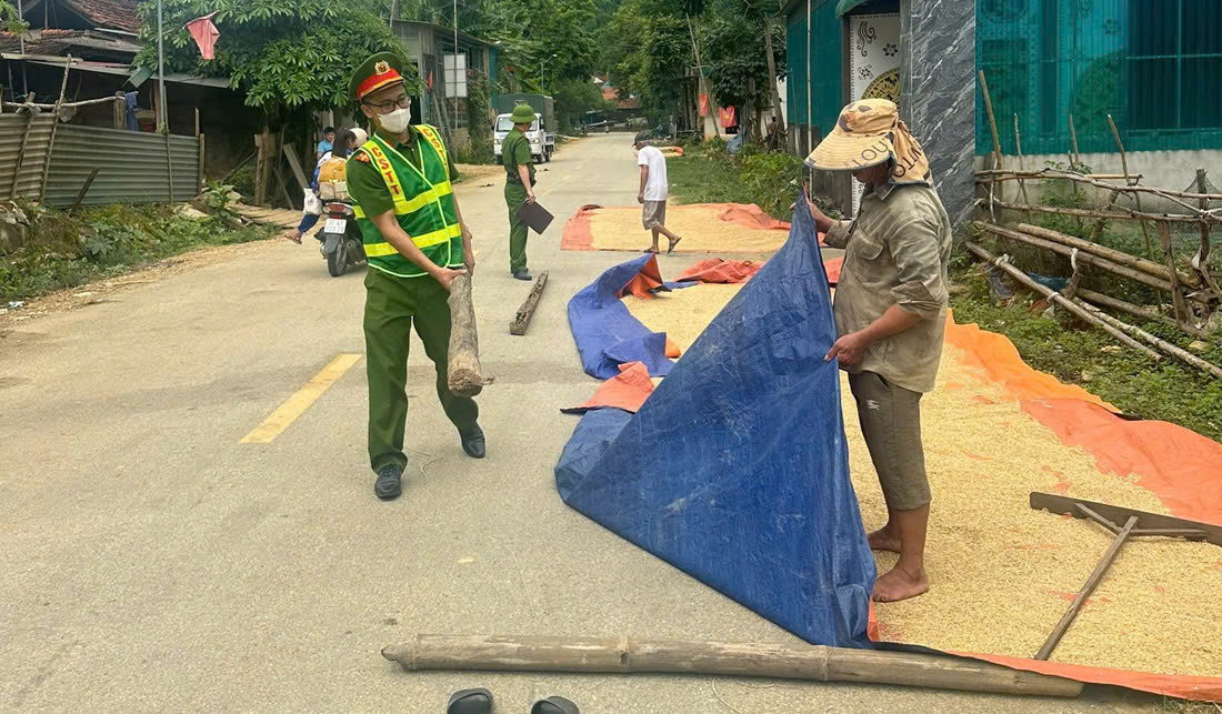 Cảnh báo hiểm họa tai nạn giao thông từ việc phơi thóc, lúa, rơm rạ trên lòng, lề đường