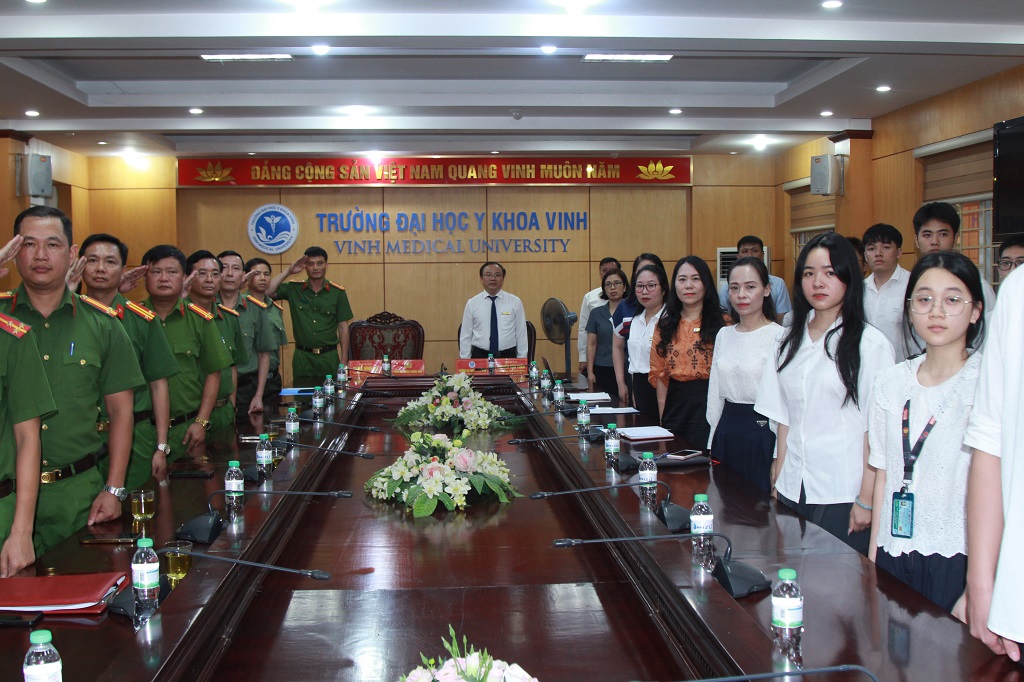 Đại biểu thực hiện nghi thức chào cờ 