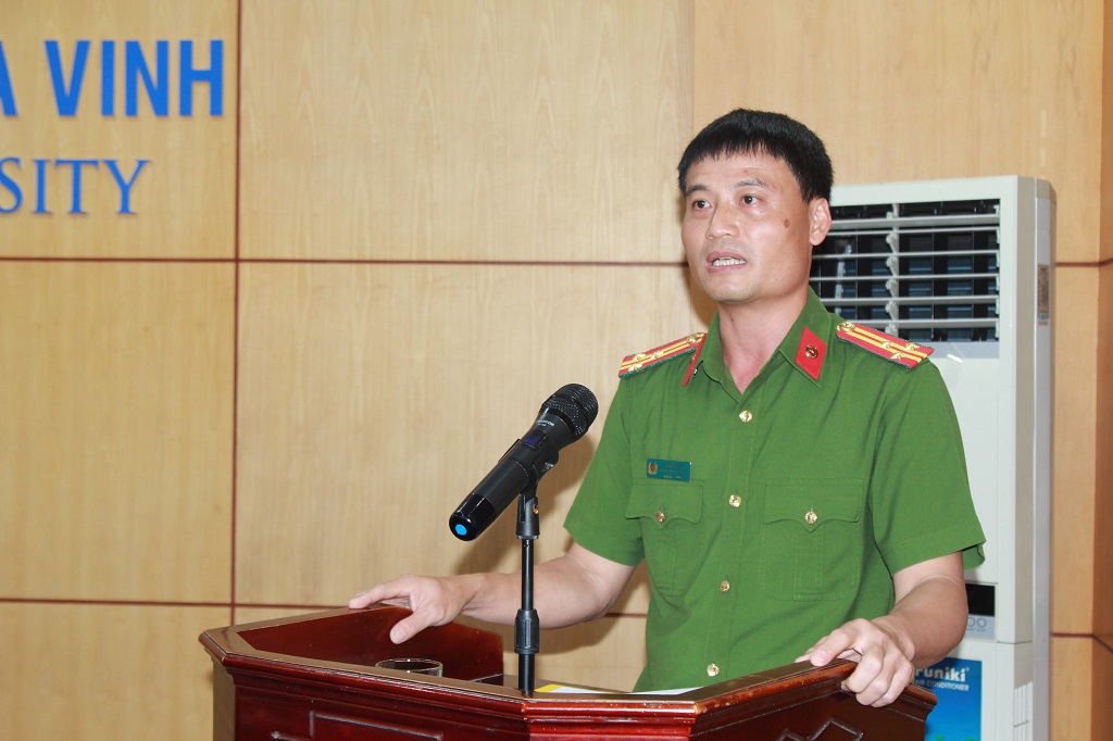 Đại diện Công an phường Trường Vinh phát biểu tại buổi lễ