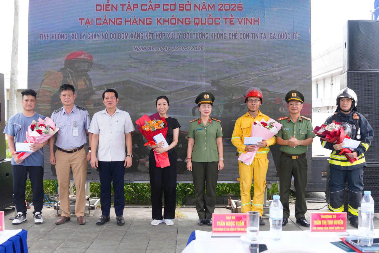 Biểu dương các cá nhân có thành tích trong cuộc diễn tập
