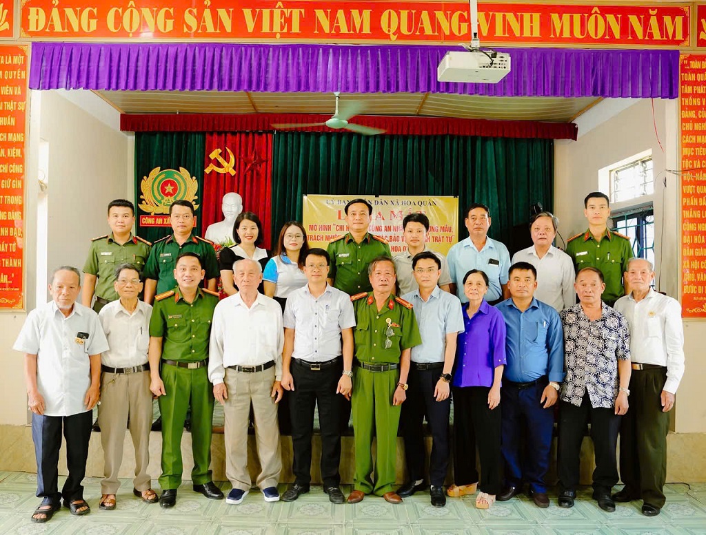Đại biểu chụp ảnh lưu niệm