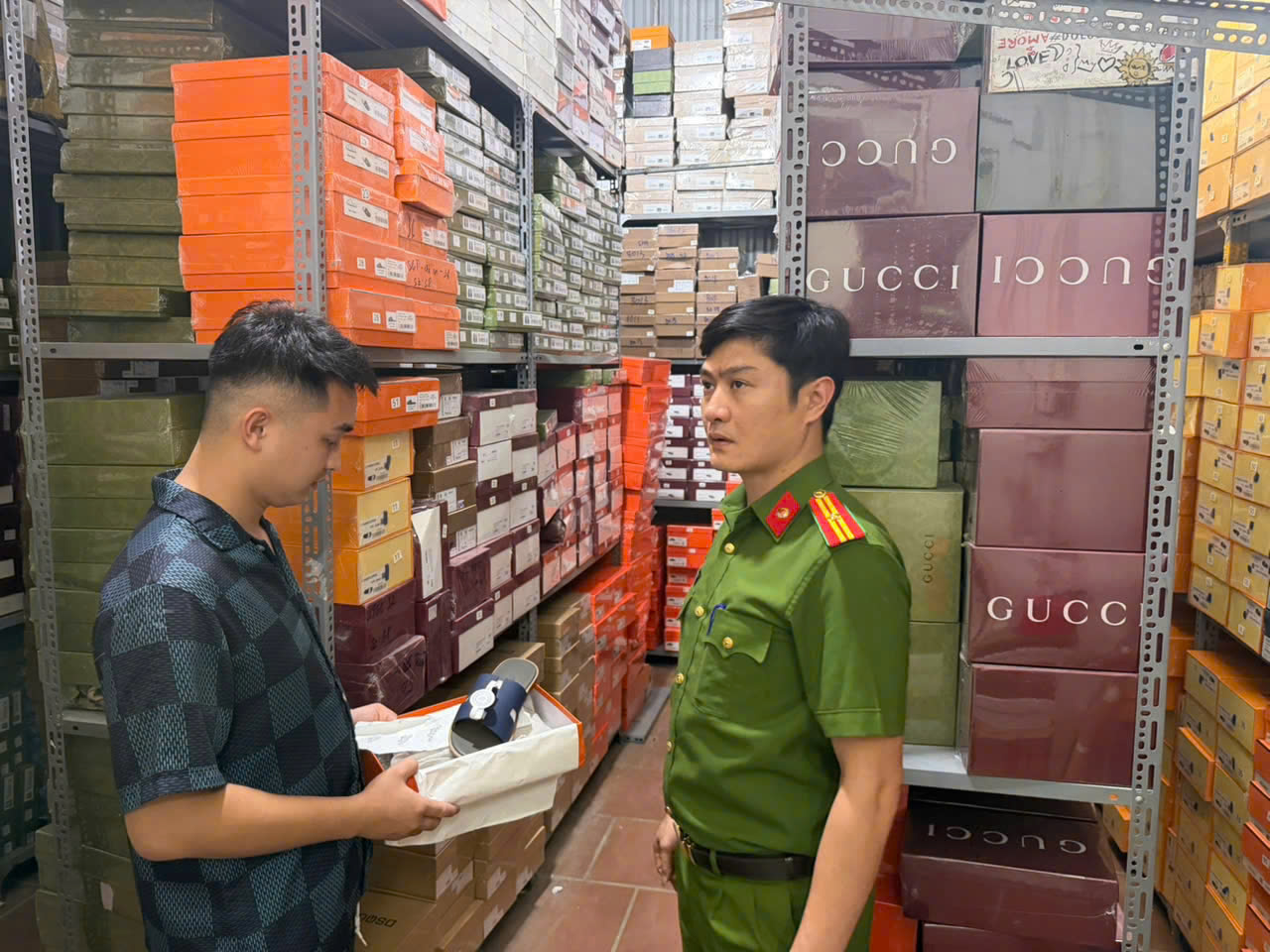 Phòng Cảnh sát kinh tế Công an tỉnh tiến hành kiểm tra các kho hàng có dấu hiệu vi phạm xâm phạm sở hữu trí tuệ