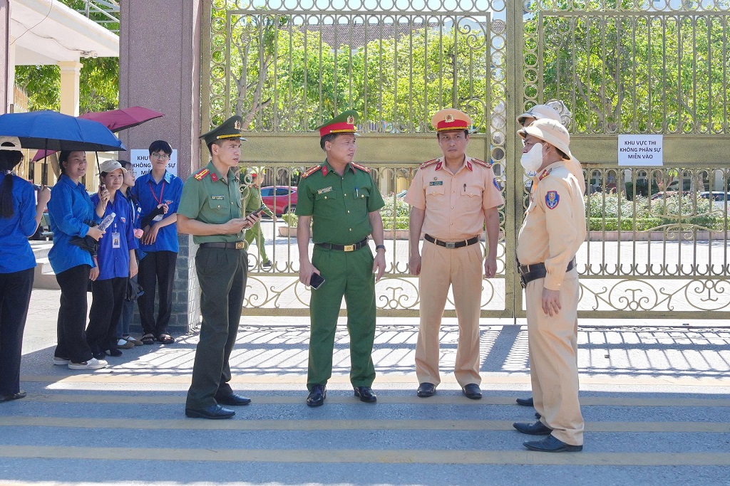 Đồng chí Đại tá Nguyễn Duy Thanh, Phó Giám đốc Công an tỉnh kiểm tra công tác bảo đảm ANTT, trật tự ATGT kỳ thi tuyển sinh lớp 10 tại một số điểm thi 