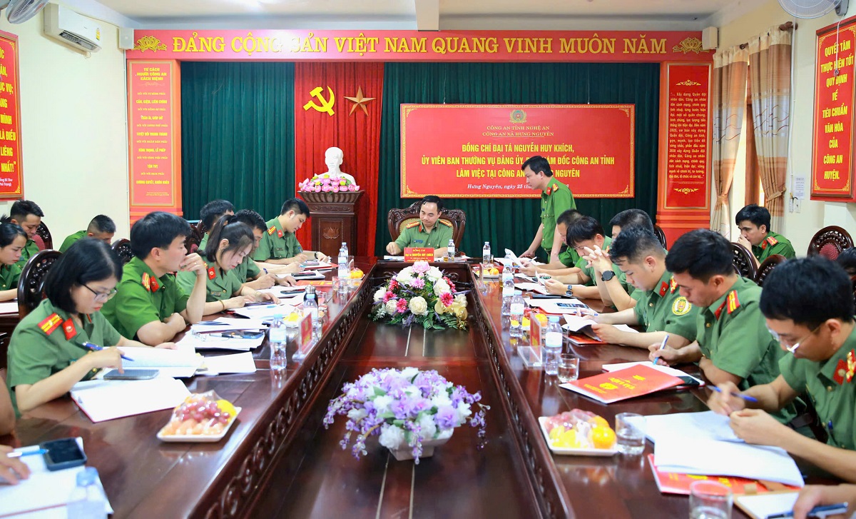 Đồng chí Đại tá Nguyễn Huy Khích, Phó Giám đốc Công an tỉnh làm việc với Công an xã Hưng Nguyên