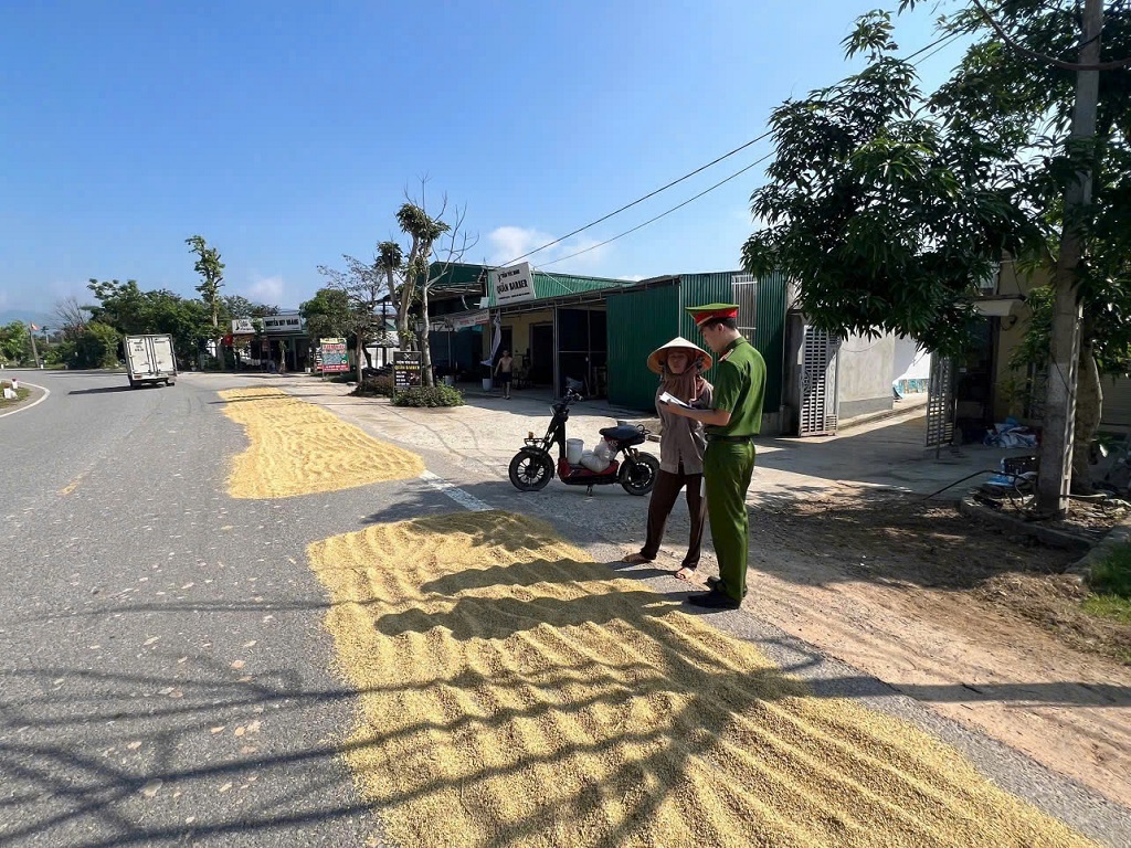 Công an xã Đại Huệ tuyên truyền, nhắc nhở và xử lý tình trạng người dân phơi nông sản trên tuyến đường giao thông