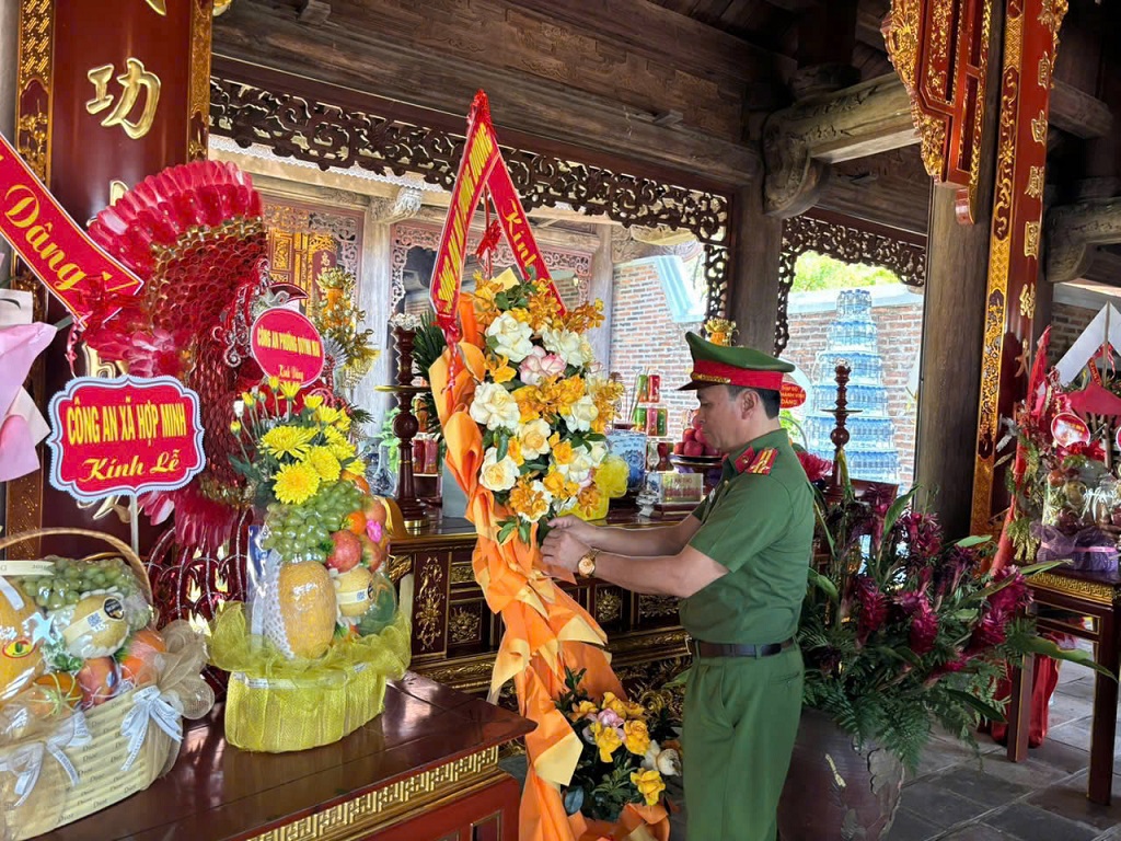 Công an xã Tương Dương dâng hoa, dâng hương bày tỏ lòng thành kính, biết ơn sâu sắc đối với Chủ tịch Hồ Chí Minh và thân mẫu của Người