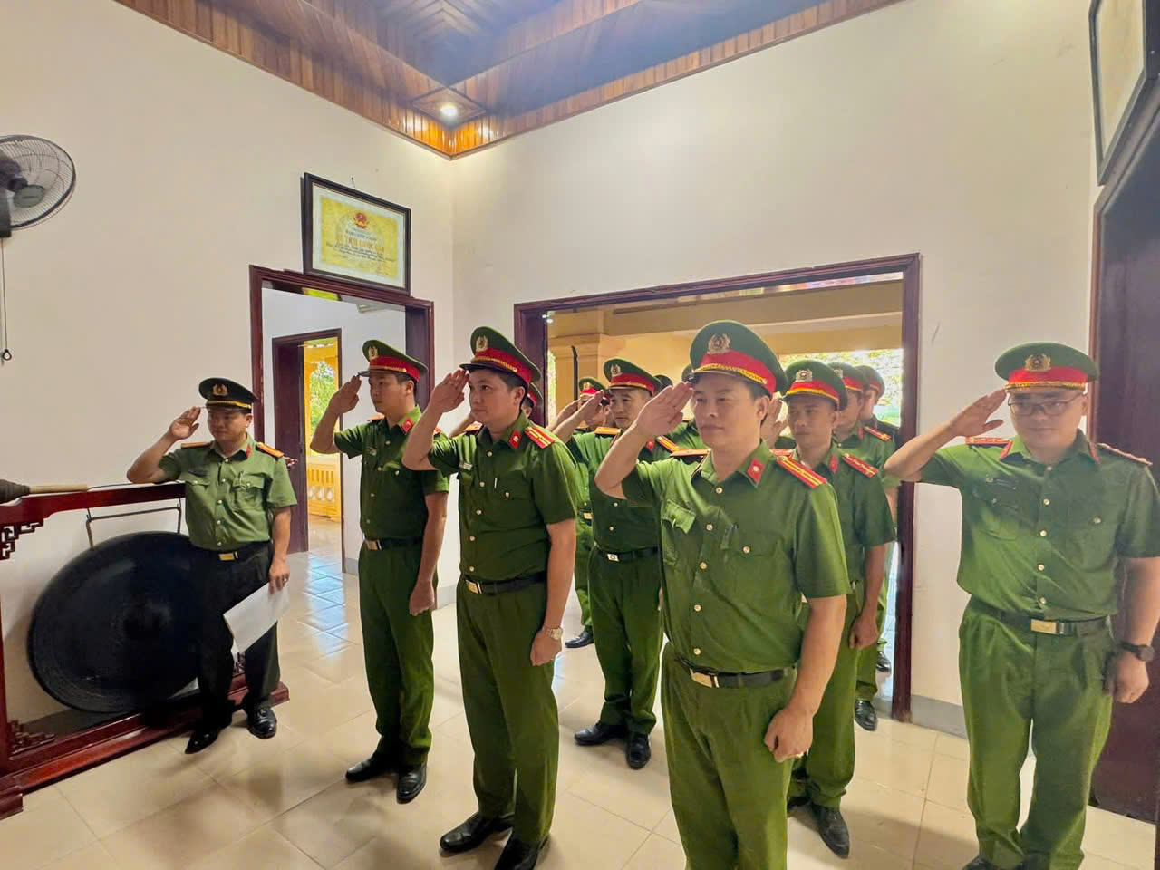 Công an xã Đông Hiếu dâng hoa, dâng hương kỷ niệm 136 năm Ngày sinh Chủ tịch Hồ  Chí Minh