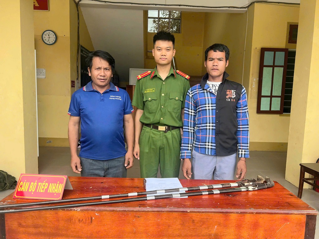 Qua tuyên truyền, vận động, người dân tự nguyện giao nộp súng tự chế