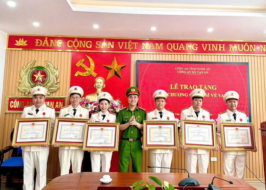 Thừa ủy quyền, chỉ huy Công an xã trao tặng Huy chương đến cán bộ, chiến sĩ