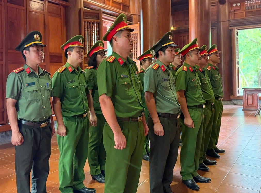 Công an xã Đại Huệ dâng hoa, dâng hương tại Khu di tích Quốc gia đặc biệt Kim Liên