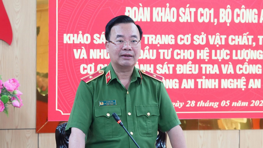 Đồng chí Thiếu tướng Lê Văn Tân - Phó Chánh Văn phòng Cơ quan CSĐT Bộ Công an phát biểu tại buổi làm việc
