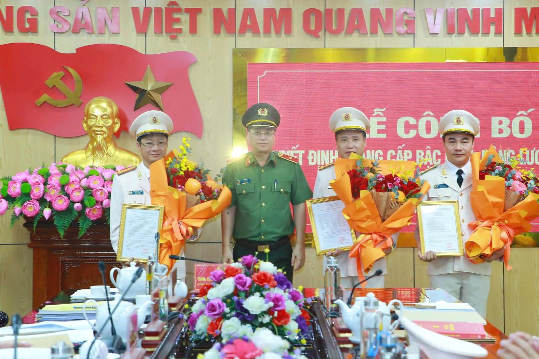 Đồng chí Thiếu tướng Đinh Việt Dũng, Ủy viên Ban Thường vụ Tỉnh ủy, Bí thư Đảng ủy, Giám đốc Công an tỉnh trao Quyết định cho các đồng chí Ủy viên Ban Thường vụ Đảng ủy, Phó Giám đốc Công an tỉnh: Đại tá Nguyễn Duy Thanh, Đại tá Trần Ngọc Tuấn, Đại tá Nguyễn Huy Khích