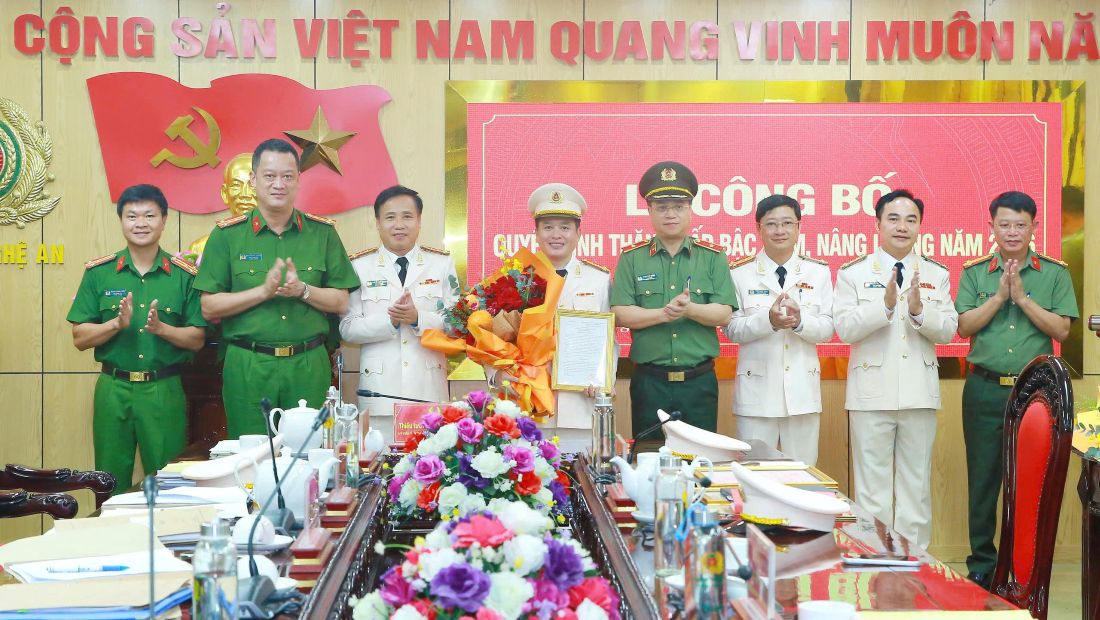 Đồng chí Thiếu tướng Đinh Việt Dũng, Ủy viên Ban Thường vụ Tỉnh ủy, Bí thư Đảng ủy, Giám đốc Công an tỉnh và các đồng chí trong Ban Thường vụ Đảng ủy Công an tỉnh chúc mừng đồng chí Đại tá Trần Viết Hải
