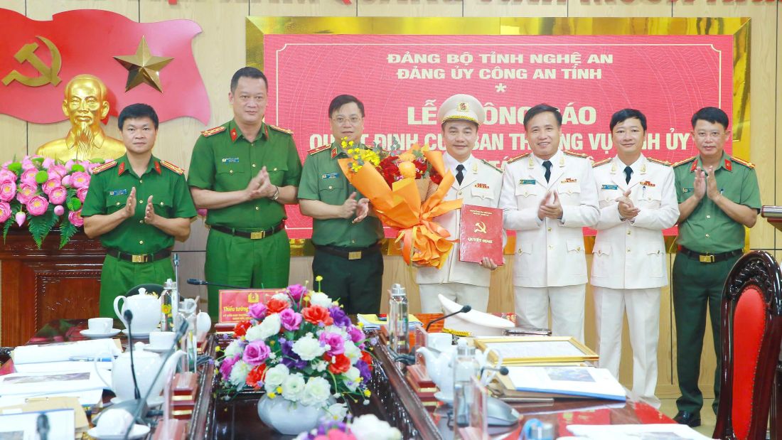 Đồng chí Thiếu tướng Đinh Việt Dũng, Ủy viên Ban Thường vụ Tỉnh ủy, Bí thư Đảng ủy, Giám đốc Công an tỉnh và các đồng chí trong Ban Thường vụ Đảng ủy Công an tỉnh chúc mừng đồng chí Đại tá Nguyễn Huy Khích tham gia Ban Thường vụ Đảng ủy Công an tỉnh