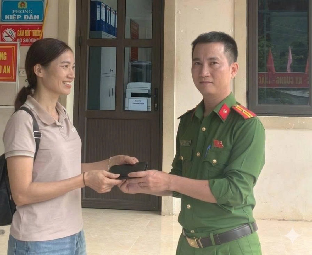 Công an xã Bắc Lý hỗ trợ tìm kiếm, trao trả tài sản người dân đánh rơi