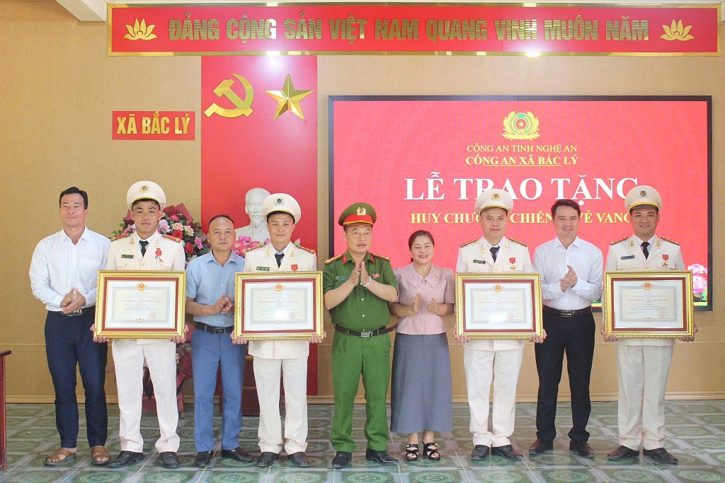 Công an xã Bắc Lý tổ chức lễ trao tặng Huy chương Chiến sỹ vẻ vang