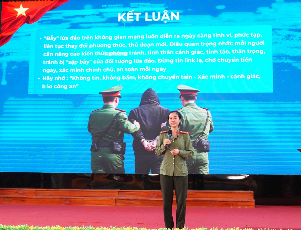 Đại diện Phòng Tham mưu Công an tỉnh tuyên truyền pháp luật