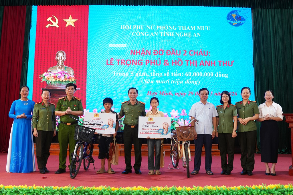 Phòng Tham mưu phối hợp với xã Hợp Minh và nhà hảo tâm nhận đỡ đầu 02 học sinh có hoàn cảnh đặc biệt khó khăn