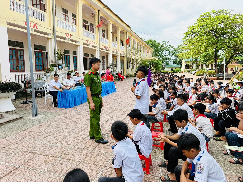 Công an xã Bích Hào tuyên truyền, phổ biến pháp luật về phòng, chống đuối nước tại Trường THCS Đặng Thai Mai