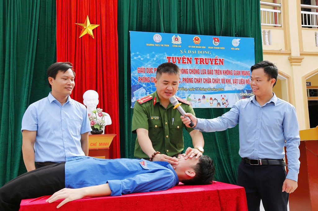 Công an xã Đại Đồng tuyên truyền, phổ biến kiến thức pháp luật về kỹ năng phòng cháy, chống đuối nước cho học sinh