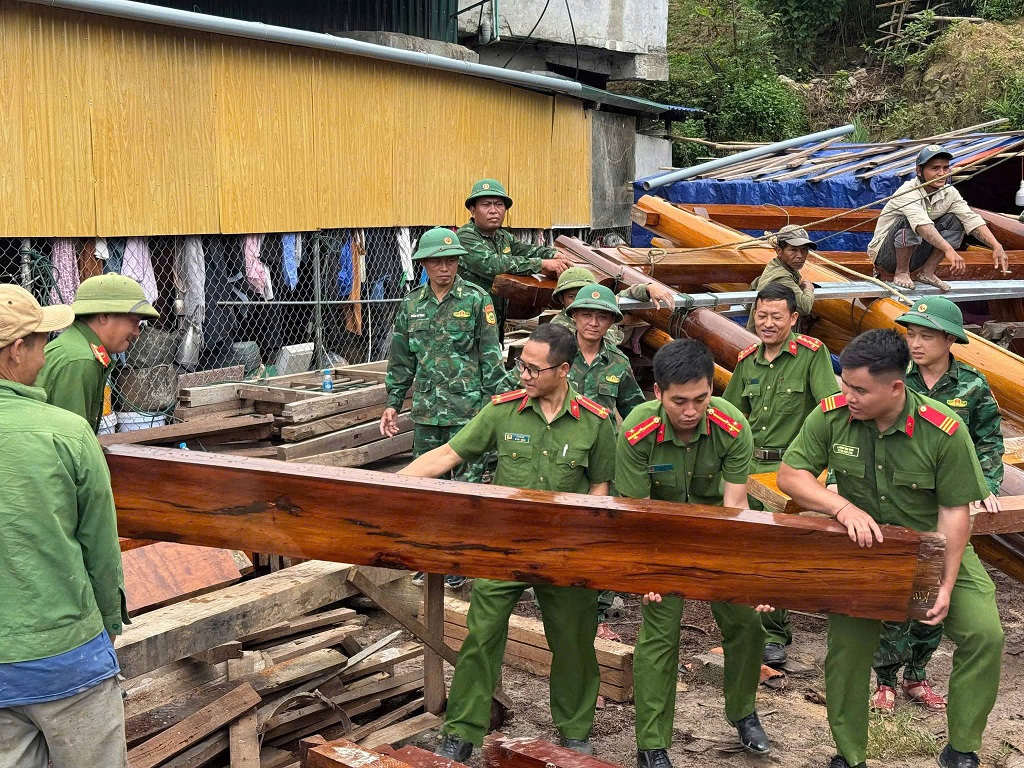 Công an xã Keng Đu hỗ trợ dựng nhà cho gia đình có hoàn cảnh khó khăn