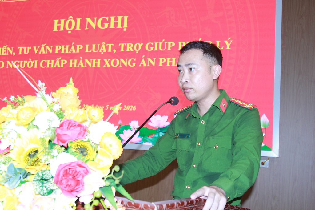 Đại diện Công an phường Trường Vinh phát biểu tại Hội nghị 